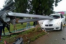 Un vrai miracle! Il empale sa BMW dans un rail de sécurité... mais s'en sort indemne